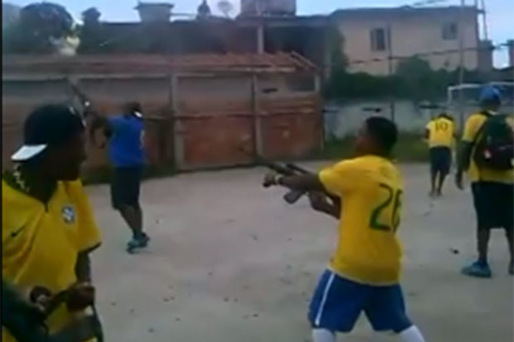 LUDILO U BRAZILU: Navijači rafalima slavili gol sa penala! (VIDEO)
