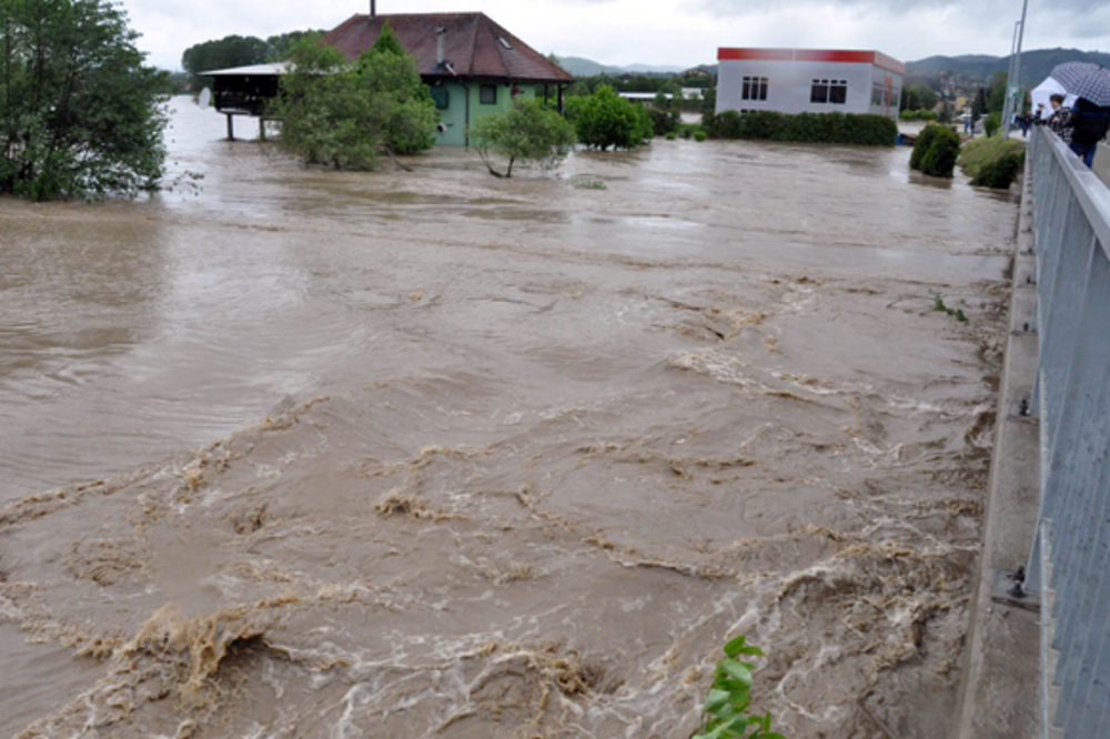 PRETE DA PRESEKU PUT: Padavine pokrenule klizišta u Požegi i Lučanima