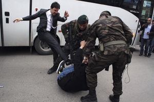(VIDEO) ŠOKANTAN SNIMAK: Erdoganov savetnik šutira bespomoćnog demonstranta!