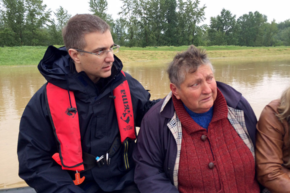 (FOTO) STEFANOVIĆ U OBRENOVCU: Ministar unutrašnjih poslova spasavao ugrožene iz poplavljenih kuća!