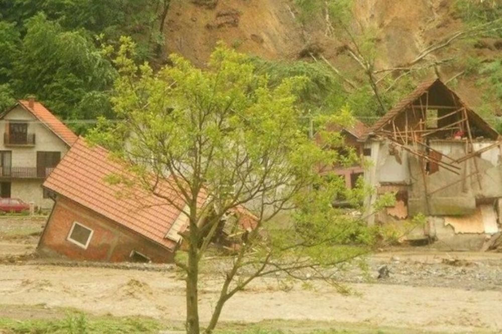 ZEMLJA GUTALA KUĆE U KRUPNJU: Potresne slike grada posle poplavnog talasa!