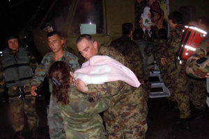 (FOTO) UVEK UZ SVOJ NAROD: Evo kako se Vojska Srbije uhvatila u koštac sa kataklizmom!