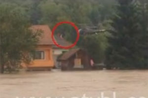 (VIDEO) PILOTI HEROJI: Helikopteri skupljaju preživele s krovova!