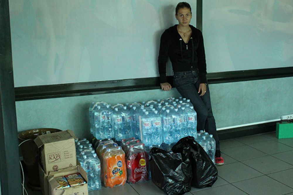 DONELA POMOĆ: Teniserka Jovana Jakšić prikuplja hranu i odeću za žrtve poplava