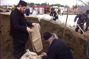 RAME UZ RAME S NARODOM: Sveštenstvo u odbrani od poplava (FOTO)