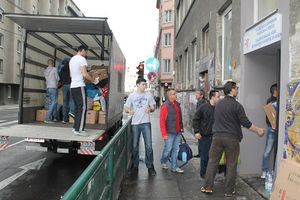 ZBOG ČEKANJA NA GRANICI: Srbi iz Beča dolaze u domovinu da kupuju hranu i vodu za poplavljene!