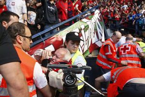 UMALO TRAGEDIJA U PAMPLONI: Pod naletom navijača, pukla ograda tribine stadiona Osasune (VIDEO)