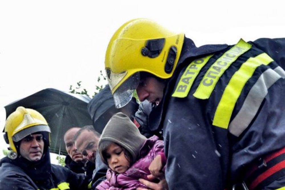 SPASAVALI TRI DANA BEZ SNA: Ovako su vatrogasci evakuisali Obrenovčane! (FOTO)