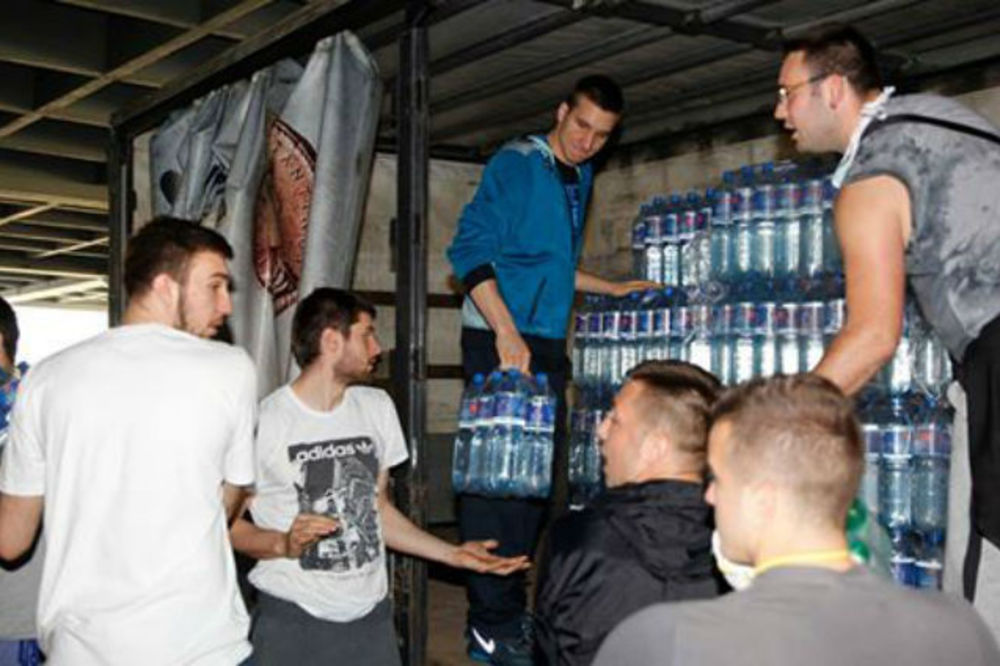 ISTOVARALI POMOĆ:  Košarkaši Partizana ugroženima doneli vodu, voće i povrće