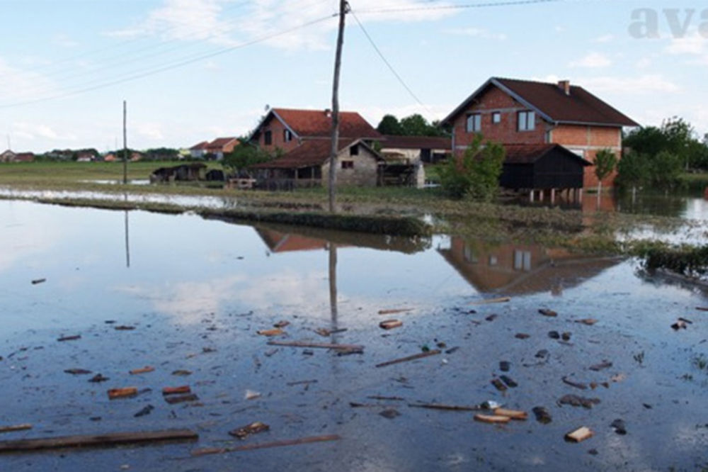 HOROR U PRIJEDORU: Voda mu donela u dvorište frižider s devet bombi!