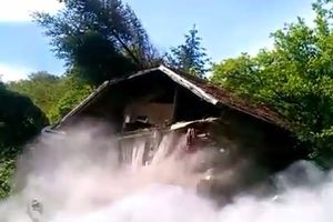 NOVI ZASTRAŠUJUĆI SNIMAK: Klizište progutalo kuću do temelja! (VIDEO)