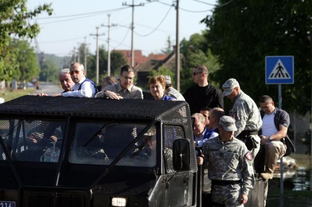 UŽIVO POPLAVE OBRENOVAC: MUP helikopterima dostavlja pomoć ugroženima!