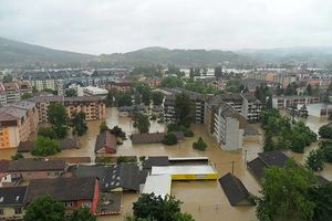 RADNA AKCIJA: Dodik zavrnuo rukave i čisti Doboj i Šamac posle poplava