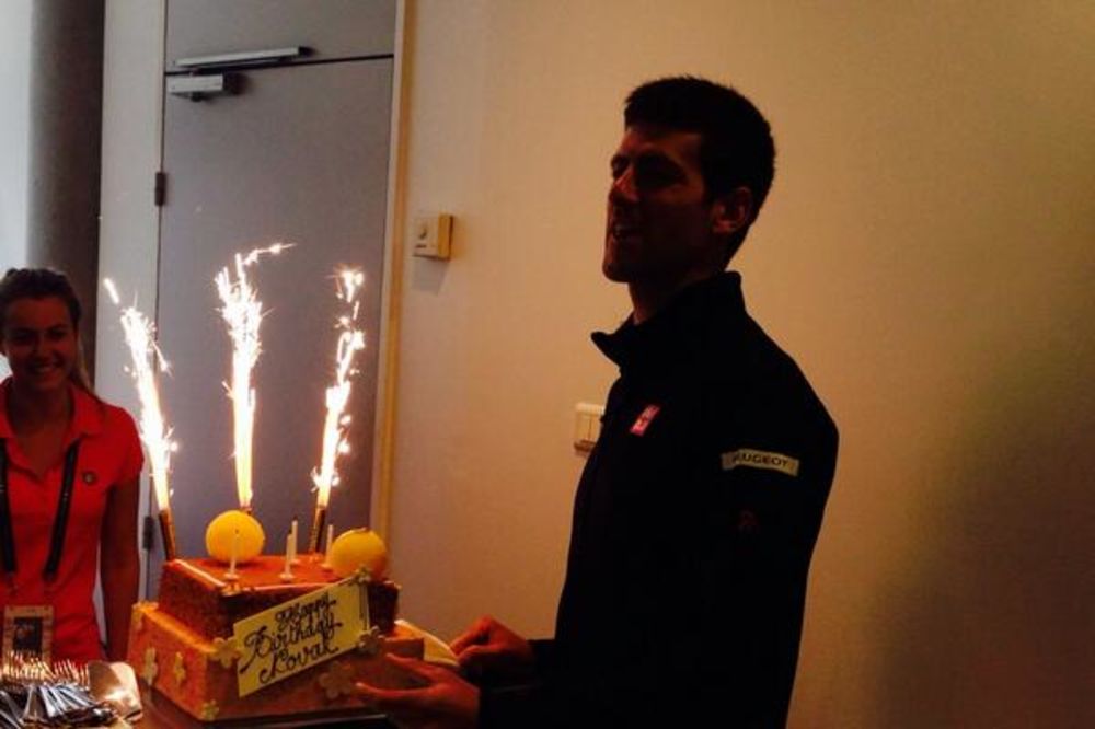 ROĐENDANSKO IZNENAĐENJE: Novak u Parizu na poklon dobio tortu sa vatrometom