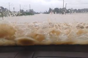 KAO AMFIBIJA: Pogledajte vožnju kroz potopljene ulice Valjeva (VIDEO)