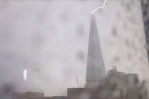 GROM PRODRMAO OBLAKODER: Pogledajte munju koja udara najvišu zgradu u Evropi!
