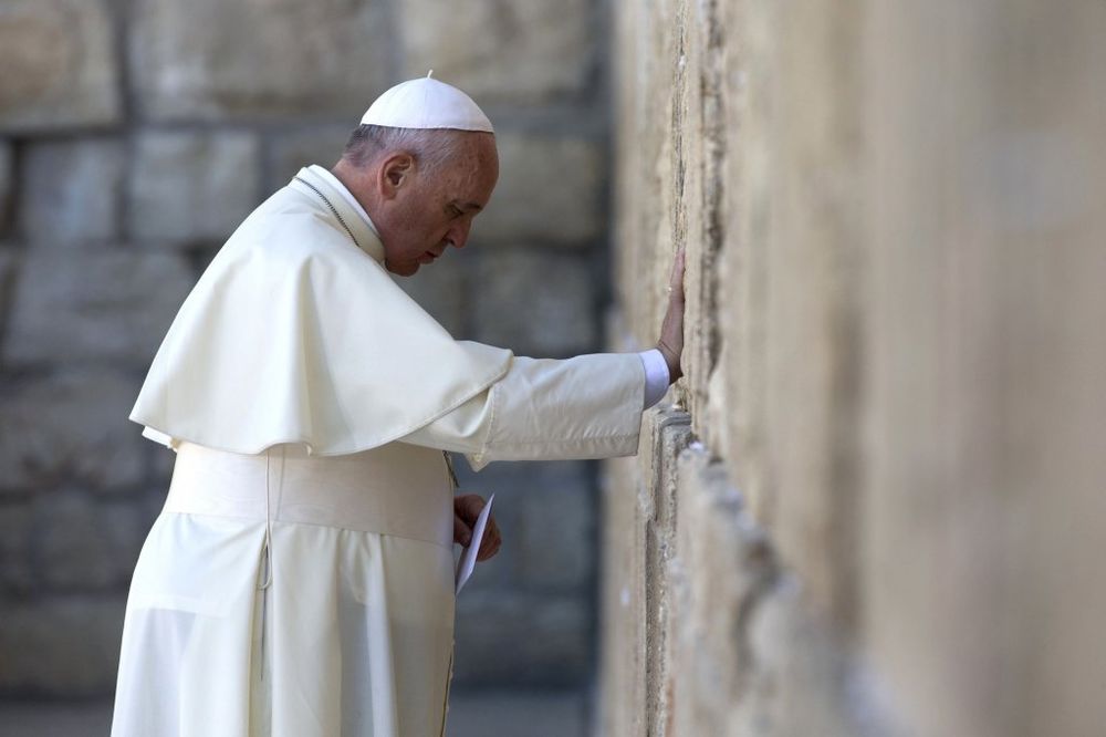 PAPA U JERUSALIMU: Odao poštu Jevrejima i pomolio se na Zidu plača