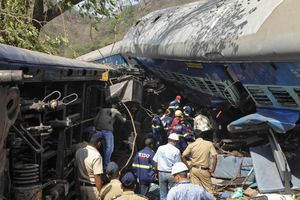 MOGUĆA SABOTAŽA: Voz sa 500 putnika izleteo iz šina u Indiji