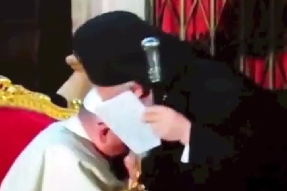 NAJVEĆE POŠTOVANJE: Papa Franja poljubio ruku patrijarhu!