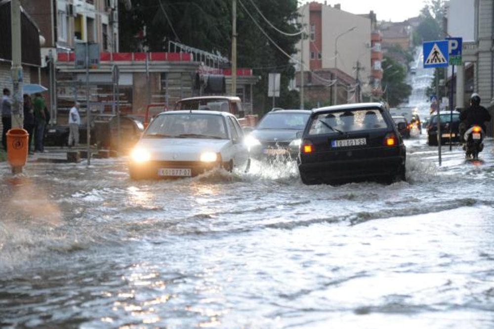 VANREDNA SITUACIJA U KRAGUJEVCU: Nevreme potopilo grad, nestalo struje u nekoliko naselja!