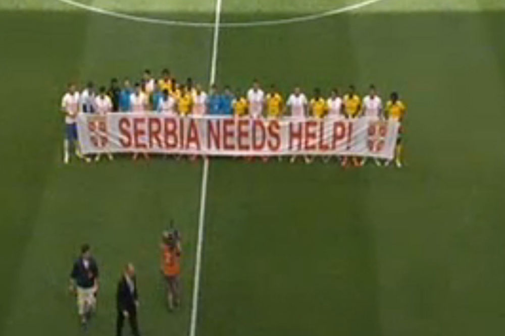 SRCEM U OTADŽBINI: Fudbaleri  pred meč sa Jamajkom u majicama: Srbija treba pomoć