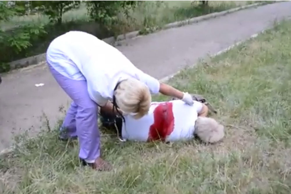 (VIDEO) Pogledajte kako je žena poginula u napadu ukrajinskih snaga na Slavjansk!