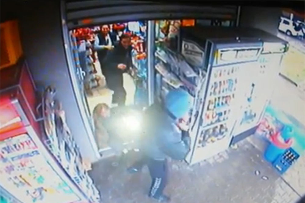 (VIDEO) POGLEDAJTE: Hrabre Novosađanke isterale naoružanog pljačkaša iz prodavnice!