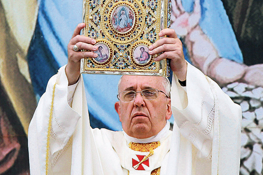 Papa: Sveštenici koji siluju decu su satanisti