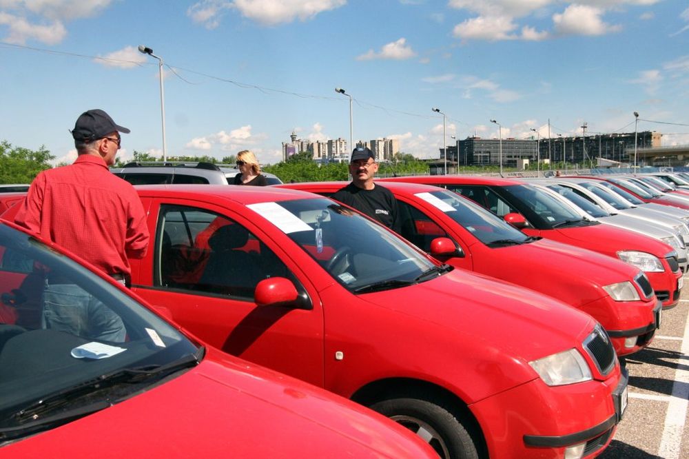 PRODAJA SLUŽBENIH VOZILA: Do 19 časova registracija za licitaciju gradskih automobila!