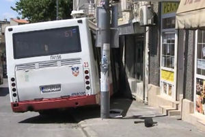 (FOTO) POGLEDAJTE DRAMU NA ZELENOM VENCU: Autobus 67 udario u zgradu!