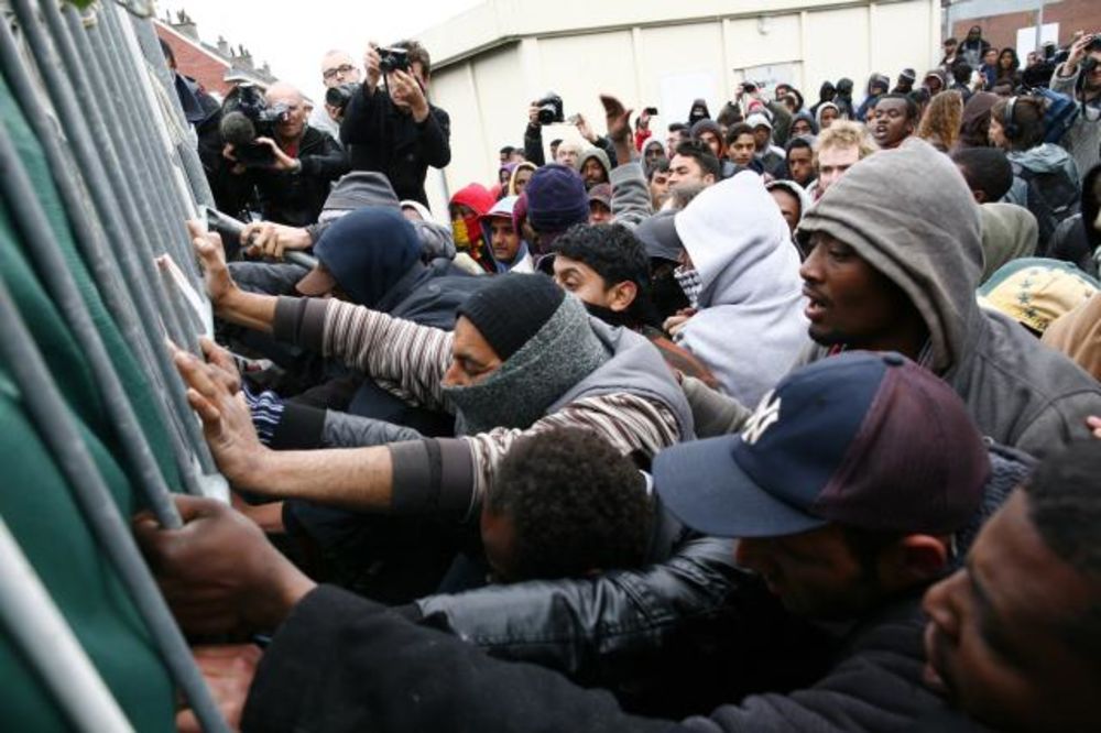 (FOTO) OBRAČUN U KALEU: Ovako proteruju emigrante zaražene šugom