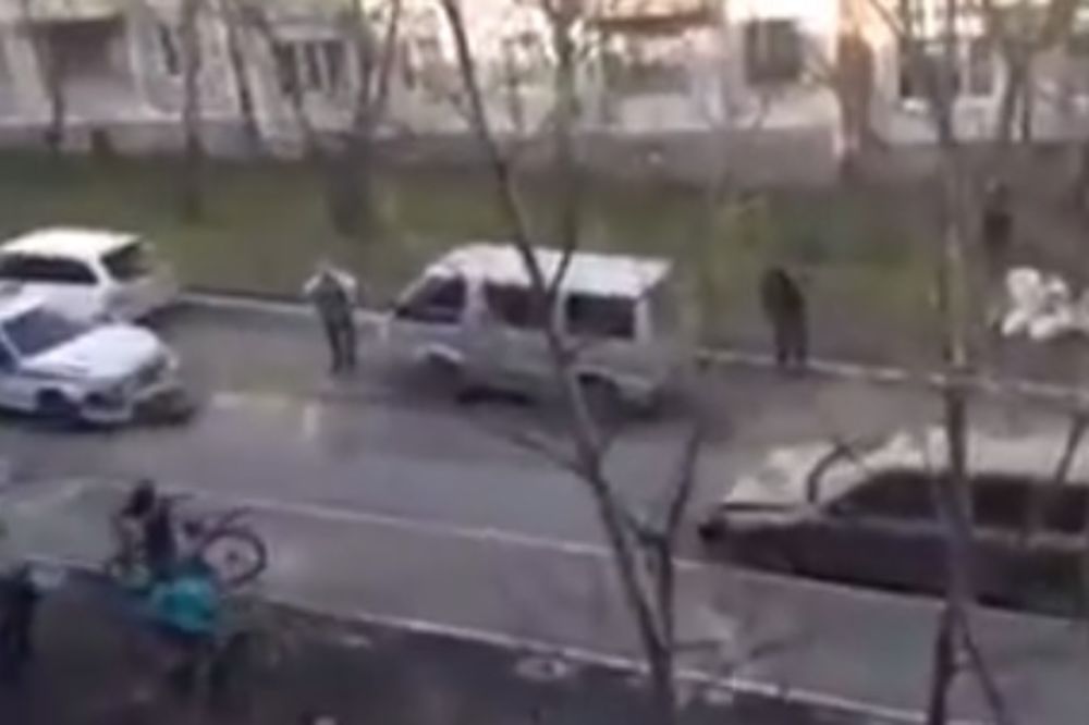 OVO NEMA NI NA FILMU: Pogledajte, Rus opkoljen policijom pobegao pod kišom metaka!