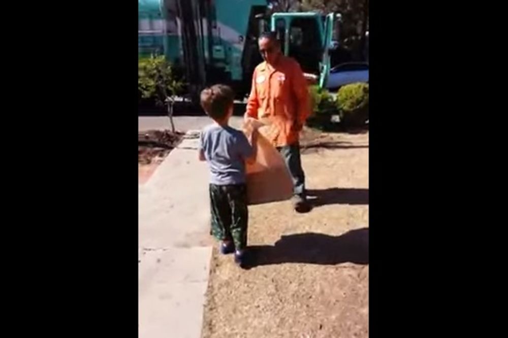 (VIDEO) Autistični dečak svaki dan dočekivao smetljara. Pogledajte šta je on uradio