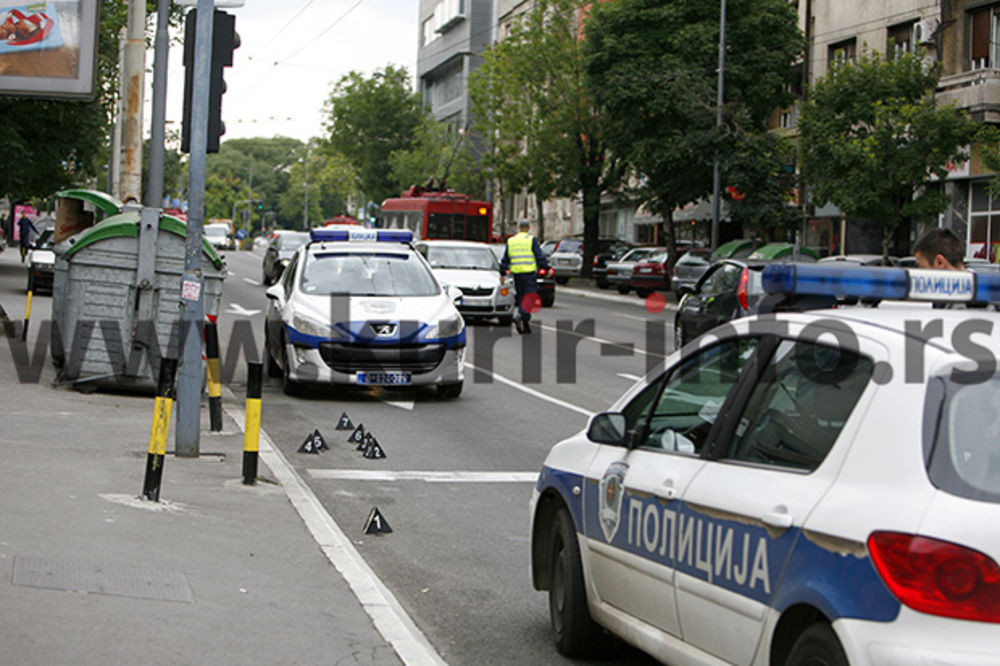 RAFALI U CENTRU BEOGRADA: Policajac pucao iz kalašnjikova iz vozila u pokretu!