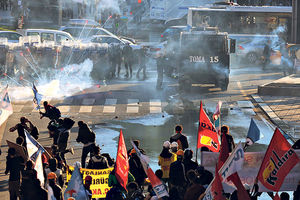 BESNI ZBOG POGIBIJE RADNIKA: Istanbulska policija suzavcem rasterala demonstrante