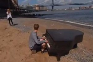 ATRAKCIJA U NJUJORKU: Klavir isplivao iz reke!