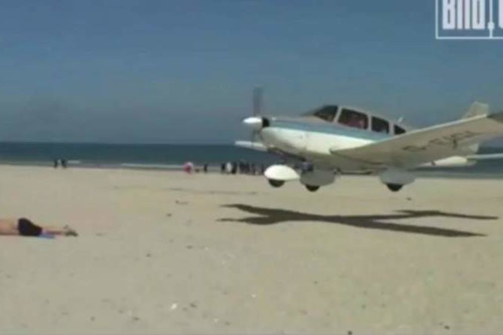 UMALO GA POKUPIO:  Avion ga umalo pregazio dok je ležao na plaži!