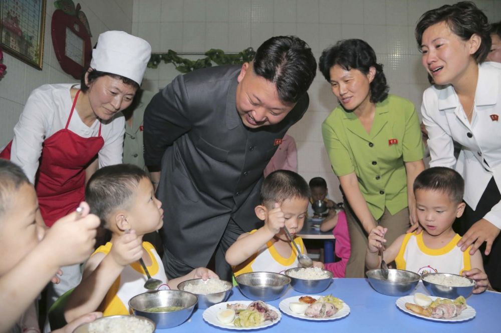 (VIDEO) NEŽNA STRANA DIKTATORA: Kim Džong Un uživao s decom iz sirotišta