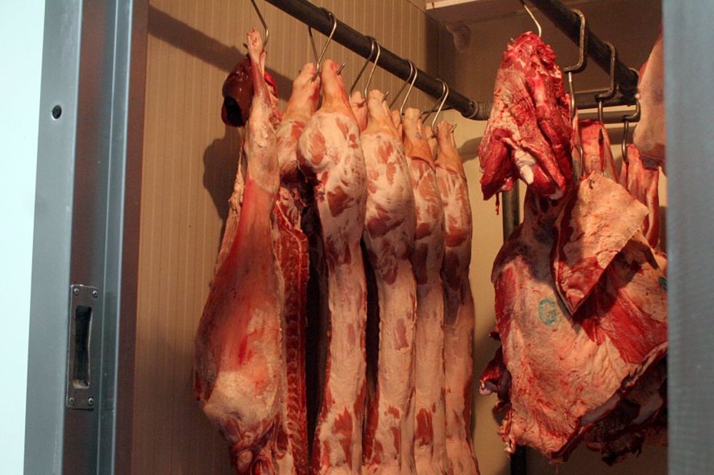 HOROR U GEPEKU: 100 kg svinjetine sa stočnog groblja poneli na pijacu