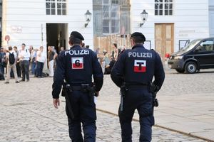 SINDIKAT TVRDI: Austrijska policija nema para ni za baterijske lampe!