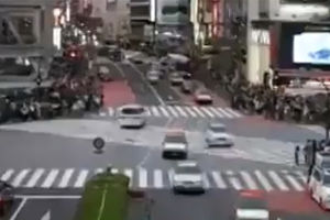 (VIDEO) OVO JOŠ NISTE VIDELI: Ovi ljudi prelaze ulicu kao niko drugi na svetu