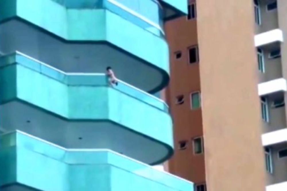 (VIDEO) RODITELJI, GDE VAM JE DETE: Mališan (3) visio sa balkona na 5. spratu?!