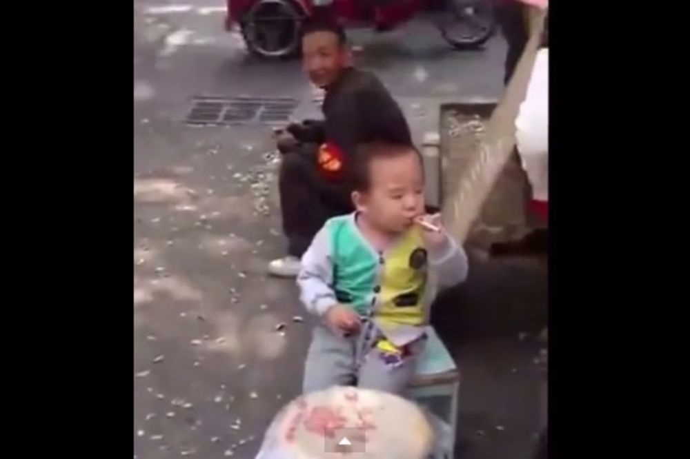 ŠOKANTNO: Deček sa 2 godine puši nasred ulice!