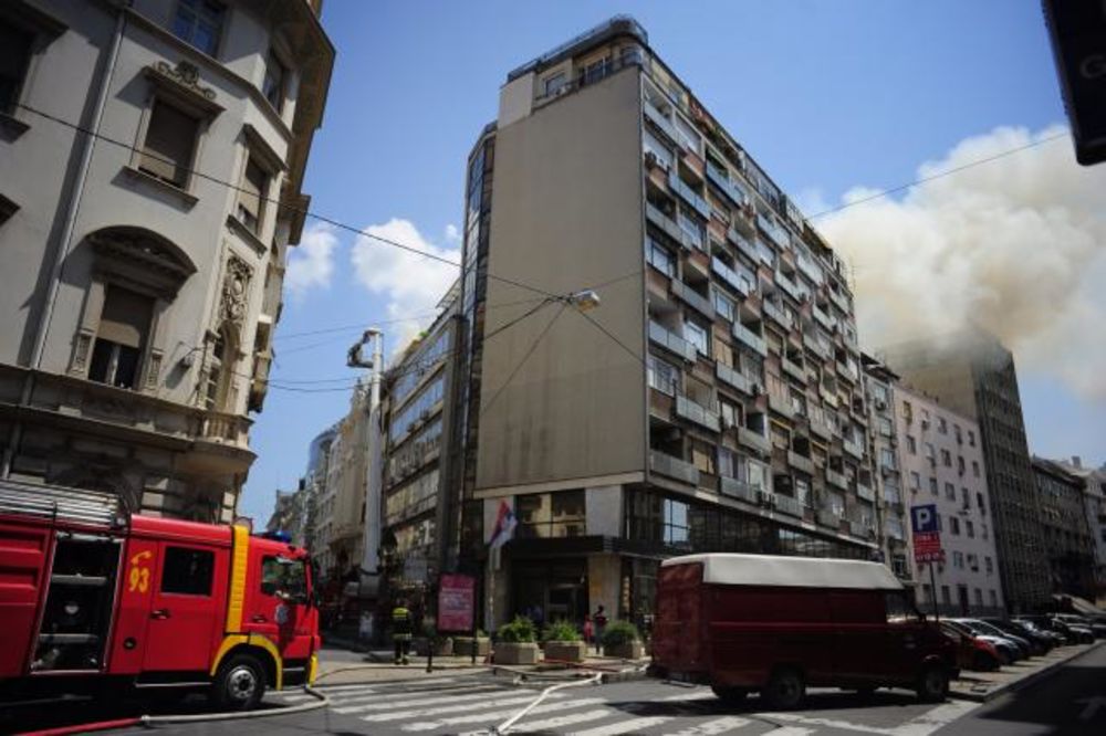 UGAŠEN POŽAR U ZMAJ JOVINOJ: Iz stana u potkrovlju kuljao dim, stanari evakuisani