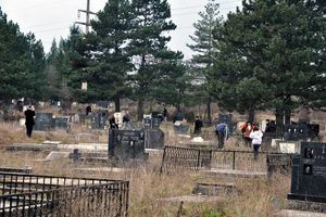 ZADUŠNICE: Srbi obišli oskrnavljene grobove u južnoj Mitrovici