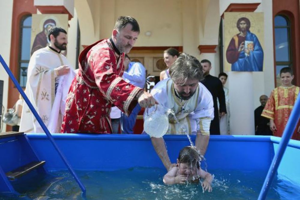 BARAJEVO: Zajedničko krštenje 150 ljudi u hramu Svetog Save!