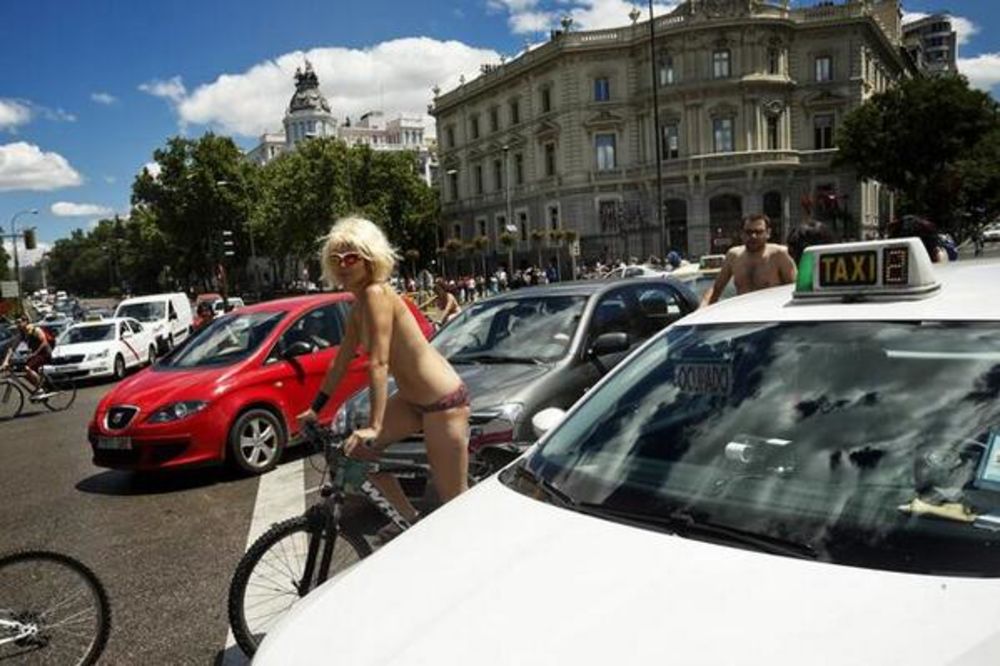 NAJVESELIJE U MADRIDU: Golišavi biciklisti protiv fosilnih goriva!