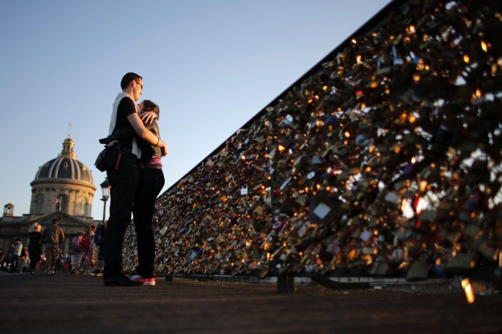 SLOMILA GA LJUBAV: Most u Parizu po kom parovi kače katance ljubav pao od težine