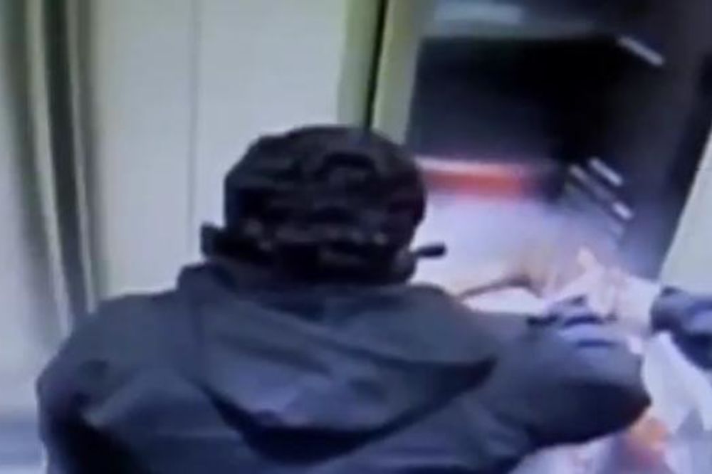 (VIDEO) ZAKUCAO SE U PLAFON: Muškarac teško povređen kada je lift sjurio 80 km/h!