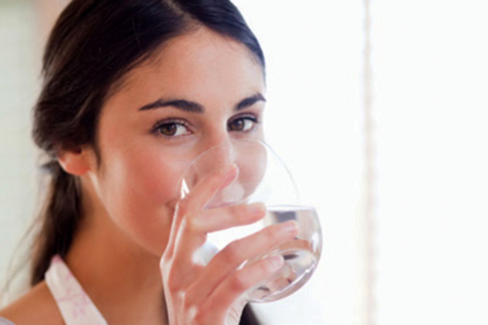 PODSTIČE METABOLIZAM: Voda na prazan želudac ujutru za bolje zdravlje